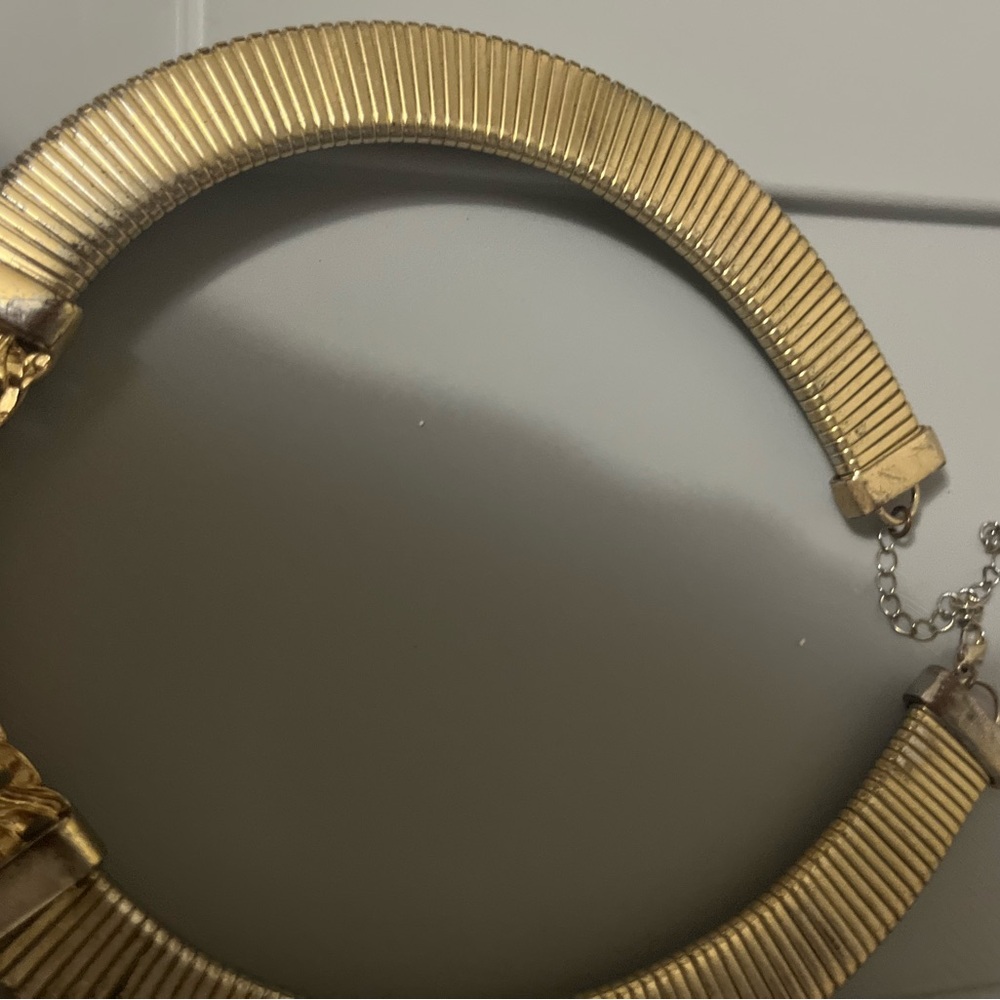 Elegant Gold-Tone Women's Necklace - Picture 9 of 9